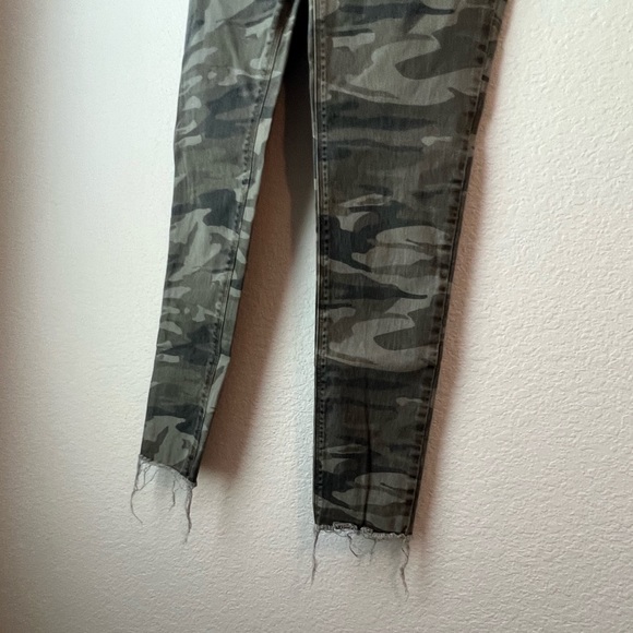 Express Mid Rise Ankle Legging Camo Distressed Ankle Size: 0 - Picture 4 of 10